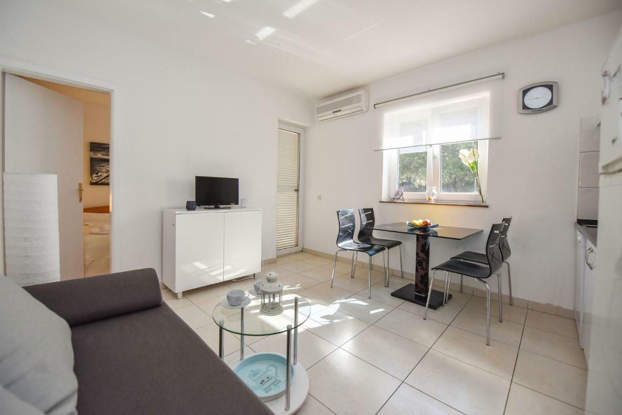 Vicy Apartment Novalja Bagian luar foto